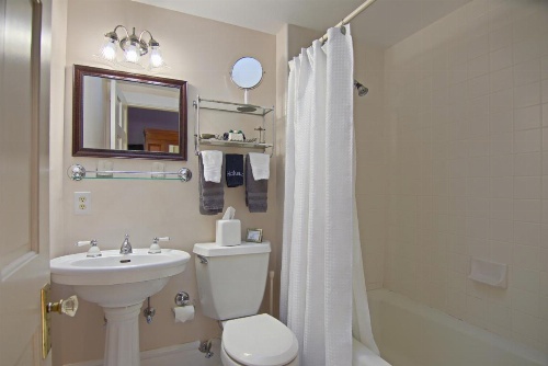 North Lodge on Oakland Bed and Breakfast image 11